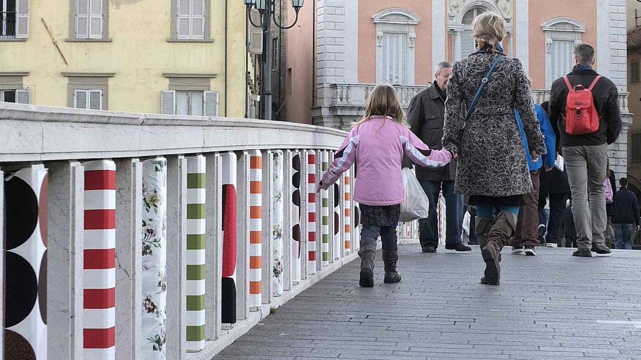 Ikea “invade” il centro con centinaia di manifesti colorati