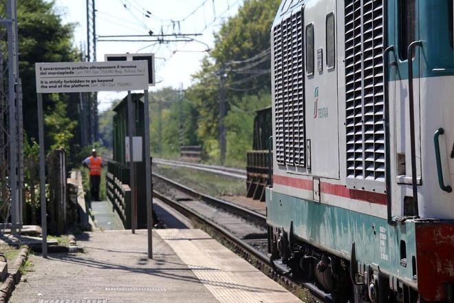 Camminano lungo i binari: disagi per il traffico ferroviario 