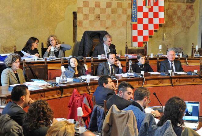 Tagli ai dirigenti, il Comune risparmia 400.000 euro