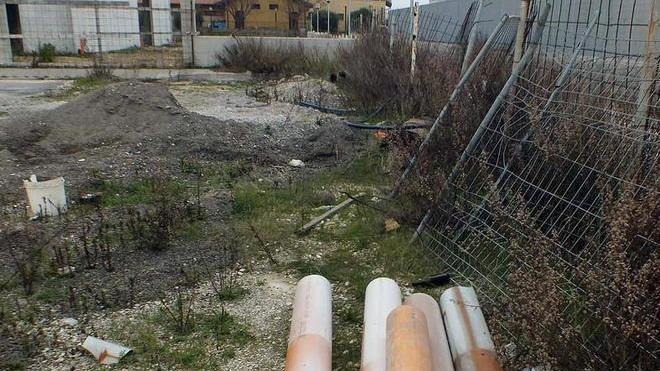 Nella zona della stazione fra sporcizia e degrado