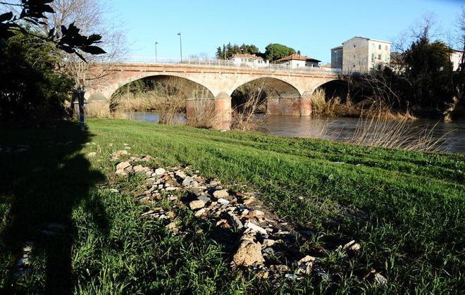 Fiume, si sta sgretolando la massicciata 