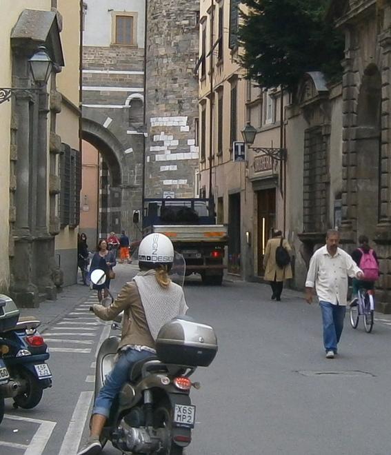 Via Elisa diventa tutta a senso unico da martedì (se non piove)