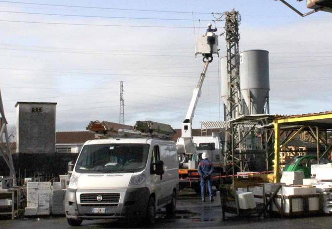 Morì folgorato, il corpo resta in obitorio 