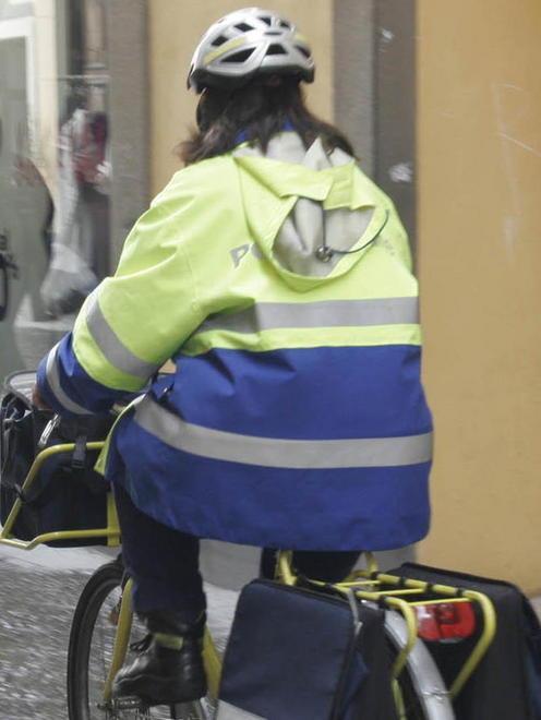 Va a ritirare un pacco che... non c’è 