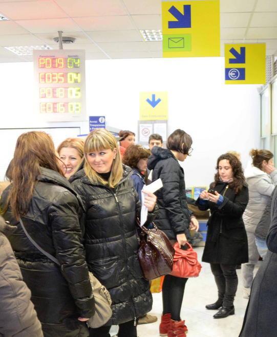 Vanno al lavoro e trovano i cancelli della ditta chiusi 