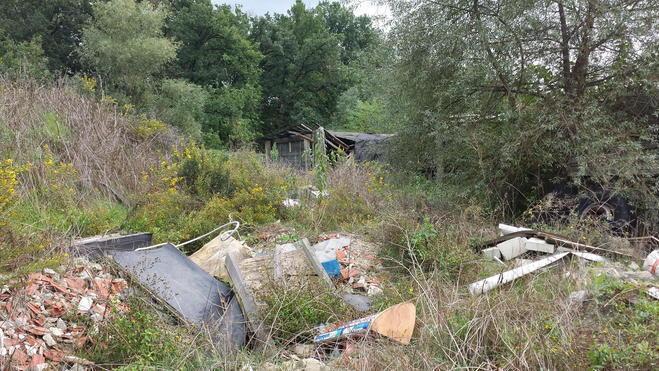 Abbandona i rifiuti in un campo ma lo sorprendono e lo multano