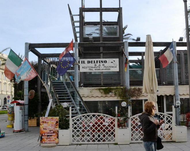 Trova un sasso nel dolce, fa causa all’azienda 