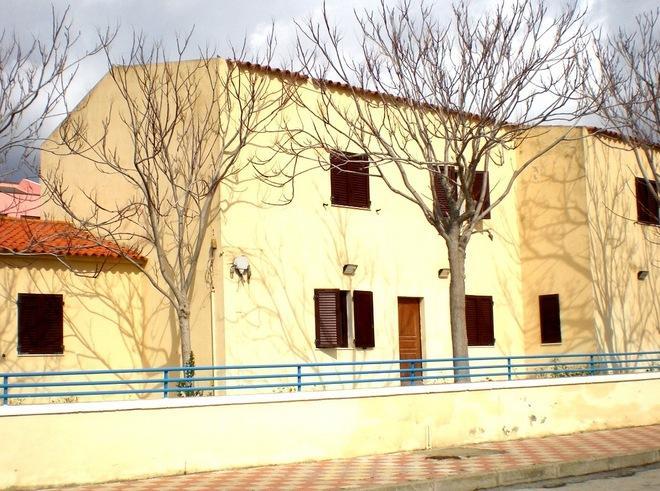 L’ostello resta inabitato e famiglia rom lo occupa 