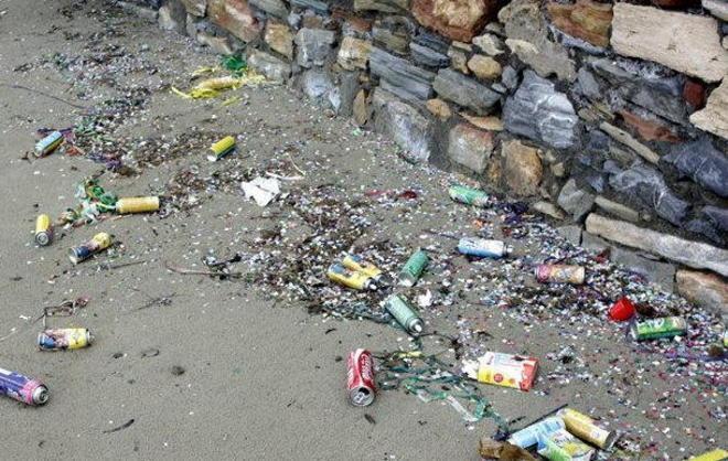 Spiaggia invasa dalle bombolette 