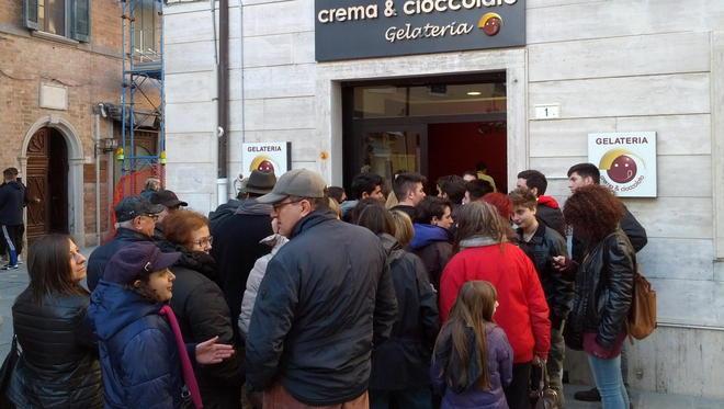 Tutti in fila per il gelato gratis