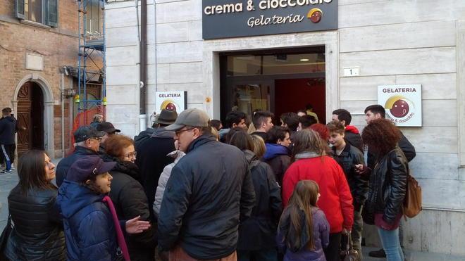 Tutti in fila per il gelato gratis