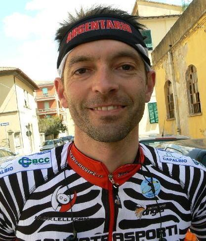 Cade dalla bici vicino alla lapide del figlio