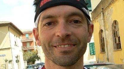 Cade dalla bici vicino alla lapide del figlio