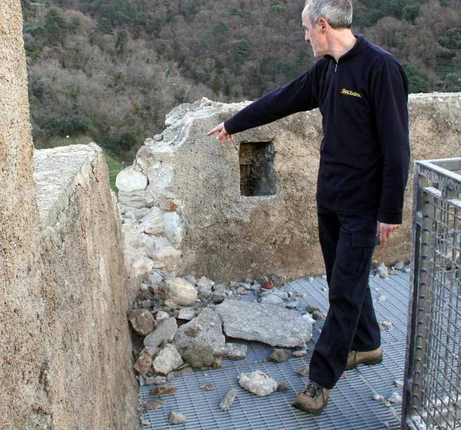 Fulmine apre una breccia nella merlatura del castello