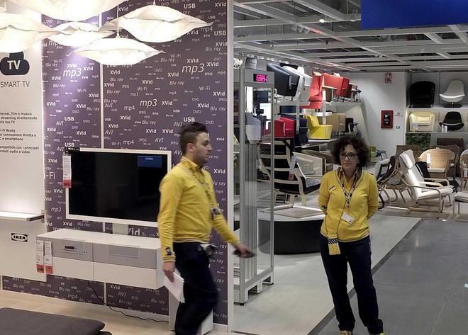 Laureati, sorridenti e gialloblù È la carica dei dipendenti Ikea 