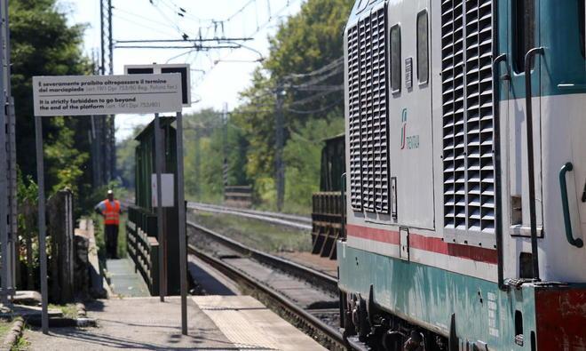 Passeggiano lungo i binari della ferrovia