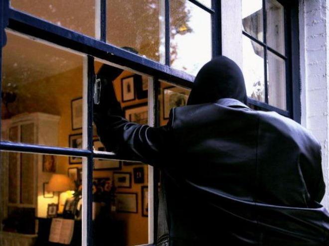Furto in pieno giorno «Ci sentiamo controllati»