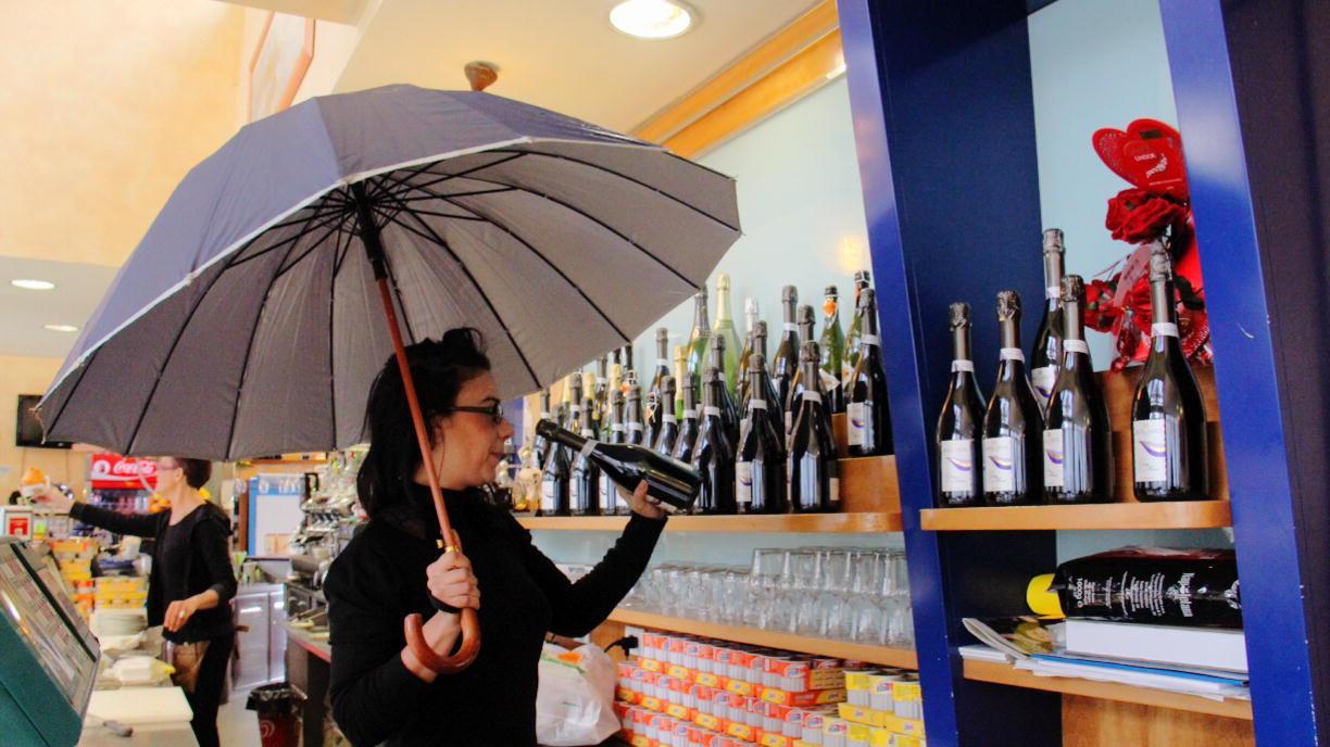 Livorno, caffè con l'ombrello: piove dentro lo chalet