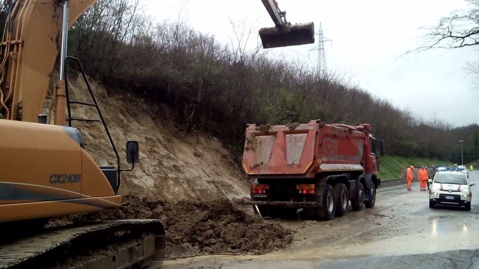 Frana in via delle Sorgenti "Strada chiusa fino a domenica"