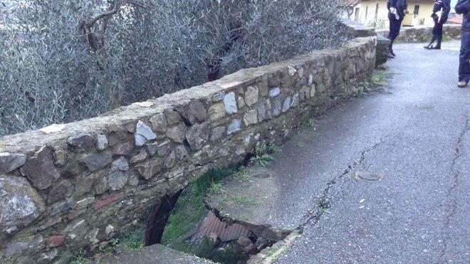 In via delle Cave sprofonda l’asfalto