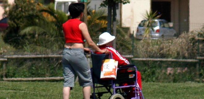 La licenzia e lei lo denuncia per molestie sessuali 