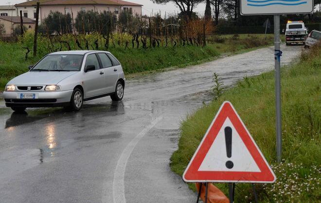Strade come piscine per il sistema fognario che va sempre in tilt 