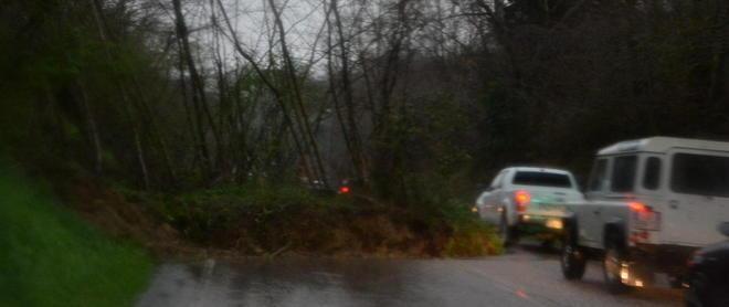 Frana la collina a Parrana caos sulla strada interrotta 