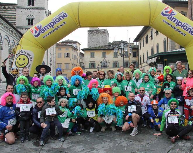 Prato, di corsa per le vie del centro vestiti in maschera 