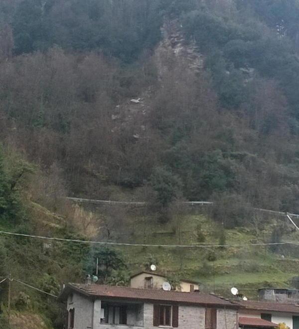 Al lavoro per bloccare il masso 