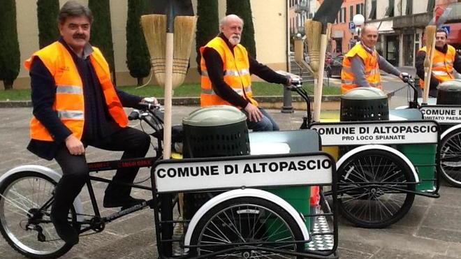 La pulizia in bicicletta arriva in centro