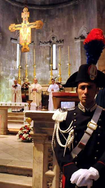 L’inchino dei cavalieri alla nipote santa di Beatrice 