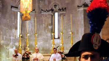 L’inchino dei cavalieri alla nipote santa di Beatrice