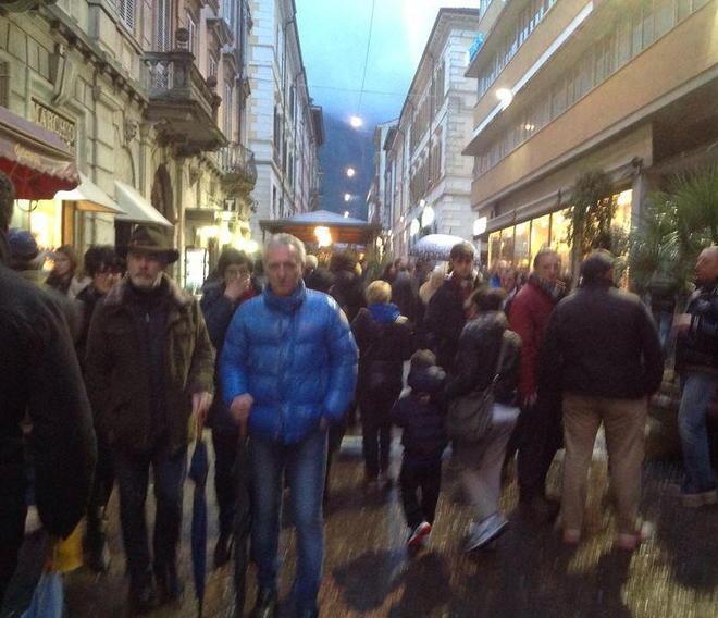 Successo: i nostalgici delle “vasche” riaffollano via Roma 