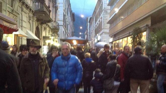 Successo: i nostalgici delle “vasche” riaffollano via Roma