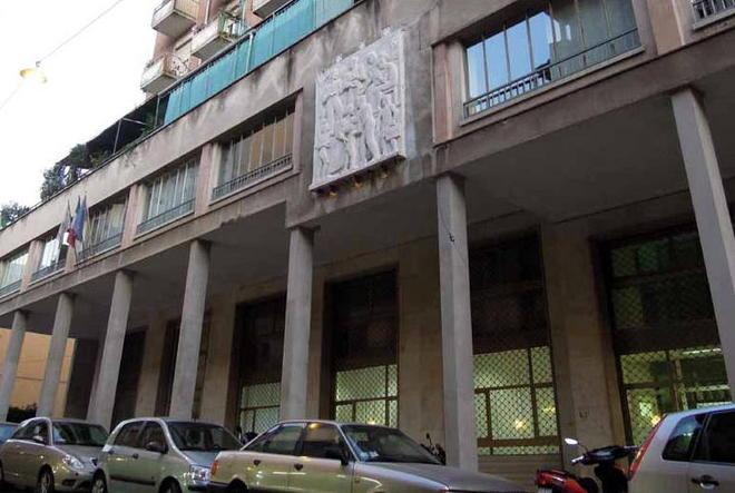 Quella palazzina con le scale al buio e la tv satellitare