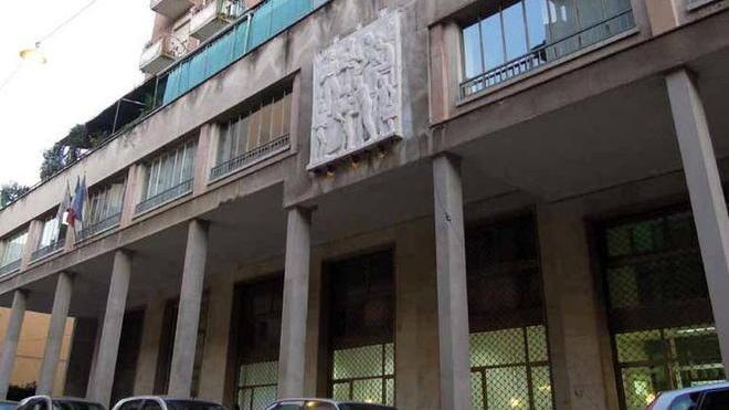 Quella palazzina con le scale al buio e la tv satellitare