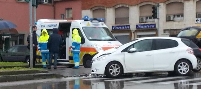 Scontro in via Grande, ma i feriti rifiutano le cure 