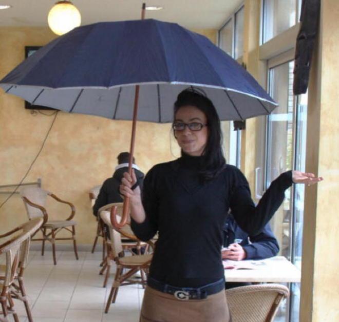 Piove nello chalet: caffè con l’ombrello 