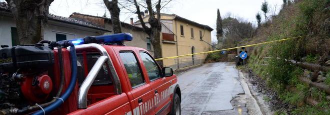 La collina frana sulle case a Montecalvoli 