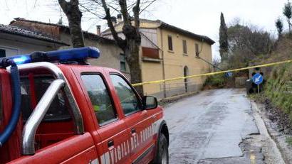 La collina frana sulle case a Montecalvoli