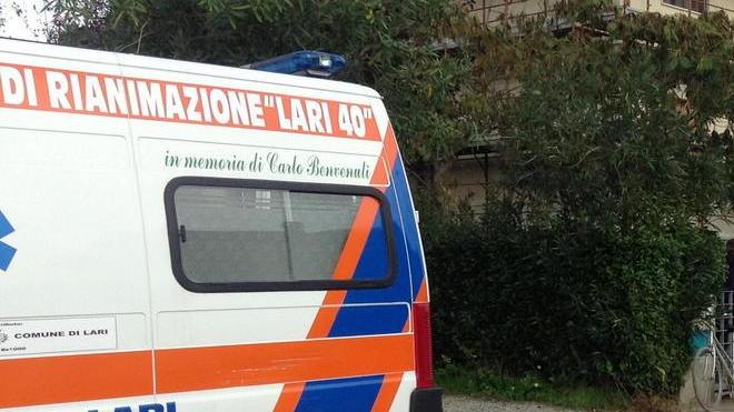 In scooter investito da un’auto, grave un anziano
