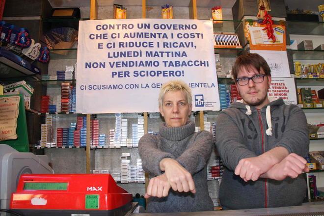 La protesta dei tabaccai contro il governo: «Oggi niente sigarette» 