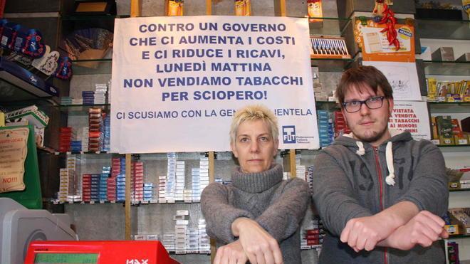 La protesta dei tabaccai contro il governo: «Oggi niente sigarette»