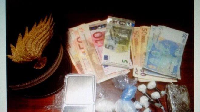 Aveva la droga nascosta nella macchina