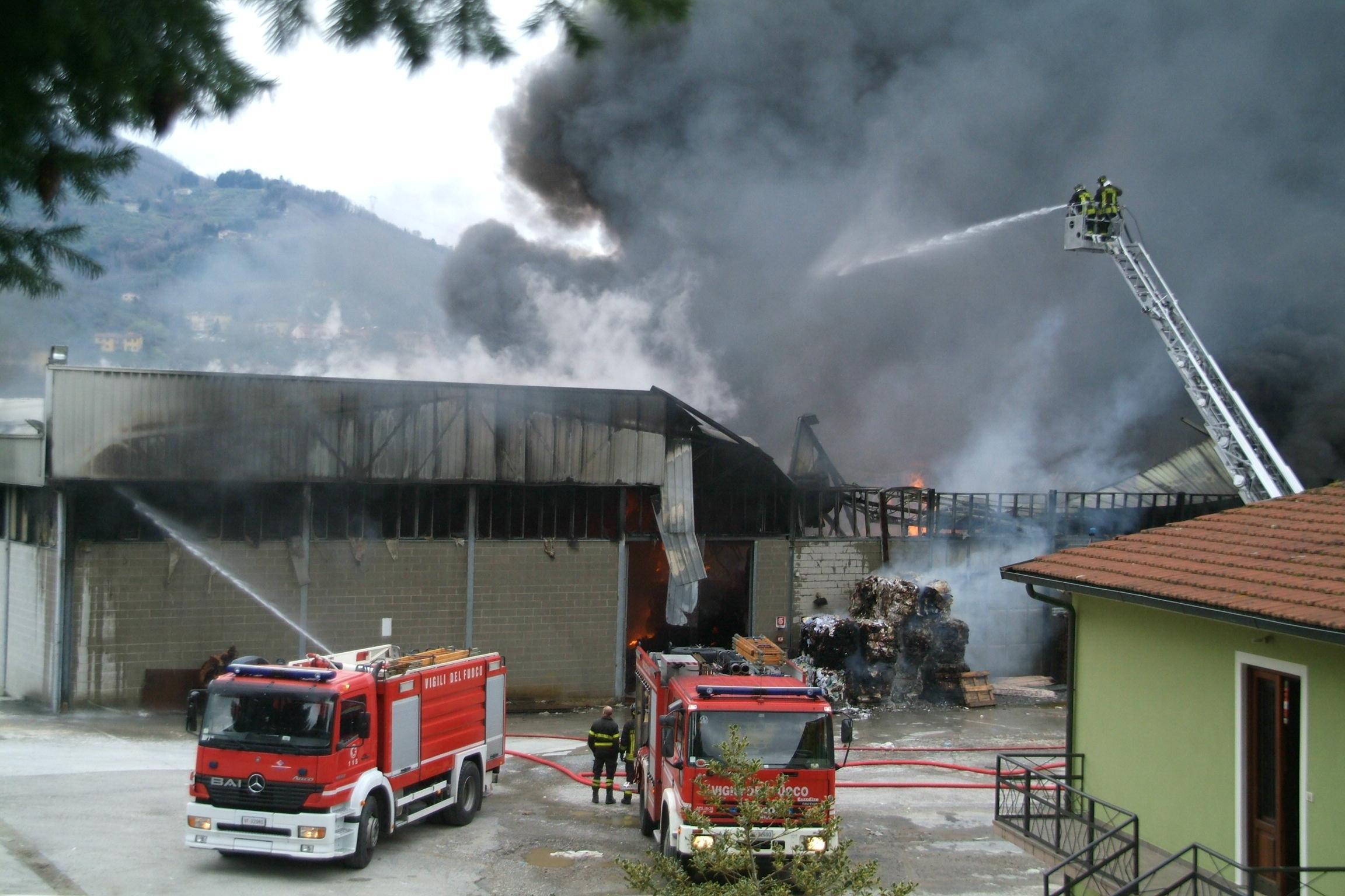 Incendio distrugge una cartiera: danni per centinaia di migliaia di euro 