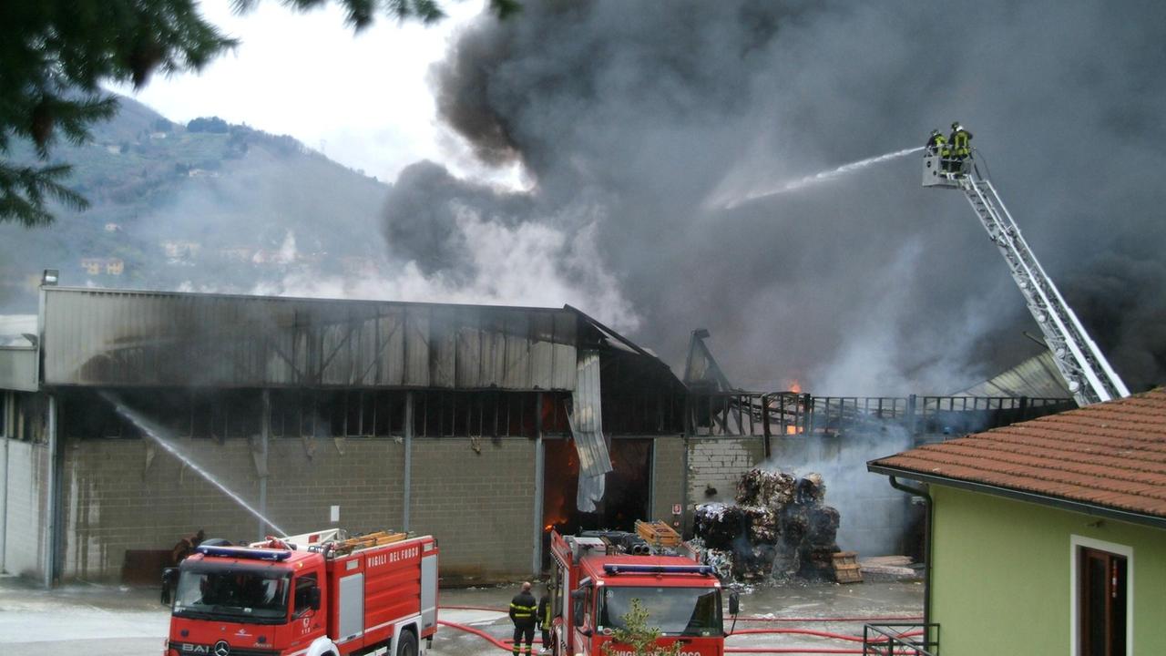Incendio distrugge una cartiera: danni per centinaia di migliaia di euro