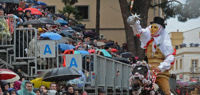 Alcol e risse dopo la Sartiglia: un giovane ha perso un occhio. Il feritore è stato arrestato