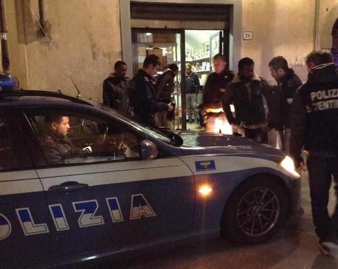 Prato, controlli antidroga di polizia e polizia municipale in via Pier Cironi 