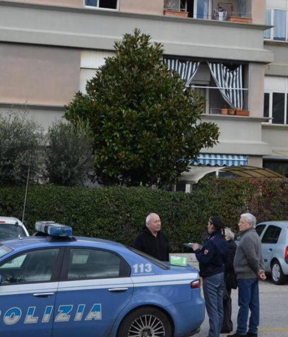 Si toglie la vita a 34 anni lanciandosi da 3 piani