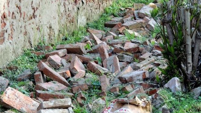 Mattoni crollati sul viale Sauro, il Comune risponde